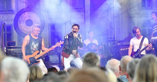 https: www.shz.de stadtfest-eutin-queen-cover-band-rockt