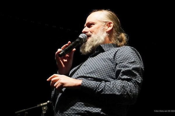 Irgendwann zu Beginn der 90iger erlebte ich sie zum allerersten Mal MerQury eine Band die sich der schweren Aufgabe s...